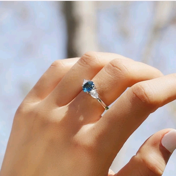 New Gorgeous Oval Cut Blue Ring - Picture 3 of 11